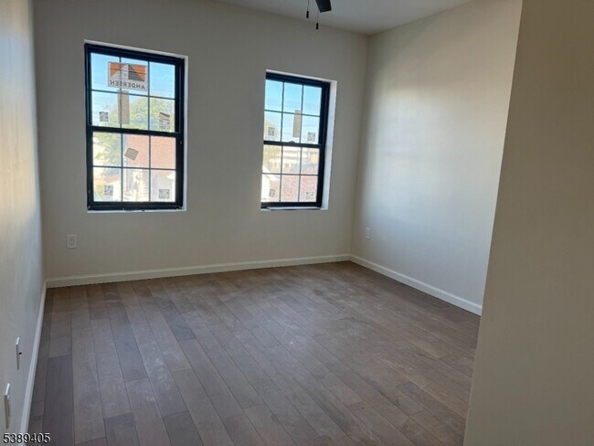 Building Photo - 188 Heckel St