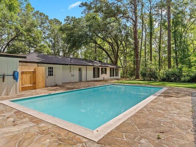 Building Photo - 3333 Meadow Hill Rd