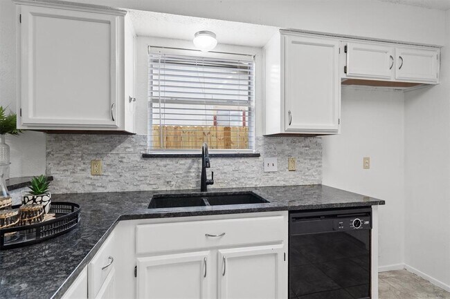 Building Photo - 701 Riverwood Dr
