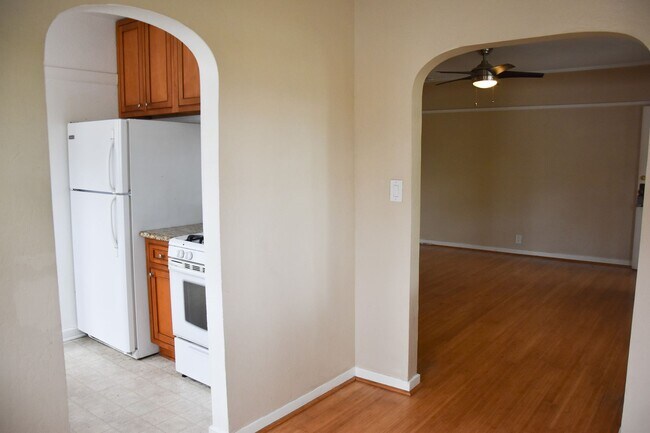 Building Photo - Palm (817-819)