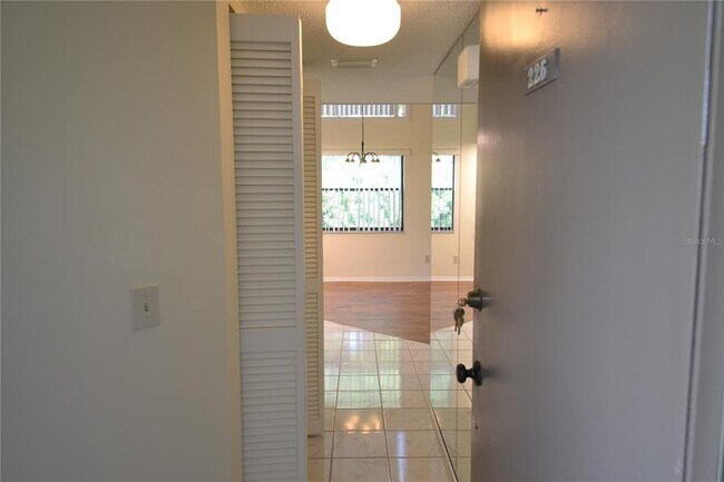 Building Photo - 226 Woodlake Wynde