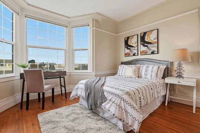 Building Photo - Charming Seacliff Top Floor Condo Unit with views of Golden Gate Bridge!