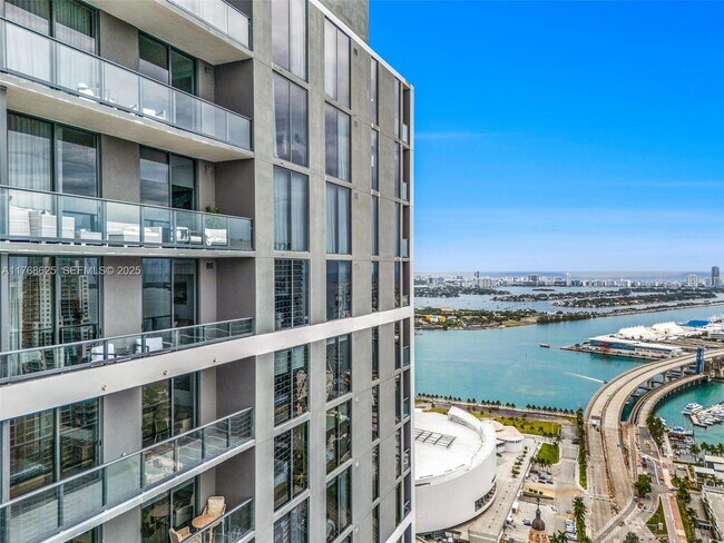 Building Photo - 601 NE 1st Ave