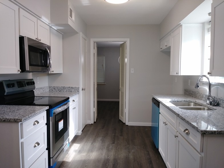 Kitchen - 11356 Drummond Dr