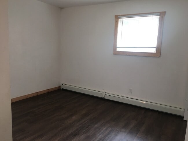 Building Photo - 4 Bed 2 Bath Duplex