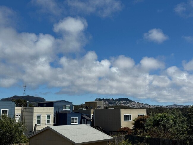Building Photo - Bright 2BR/2BA Condo in Prime Richmond Dis...