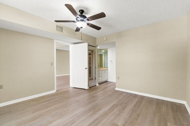 Building Photo - Spacious 2BR/2BA Condo at Whitehall - West Palm Beach