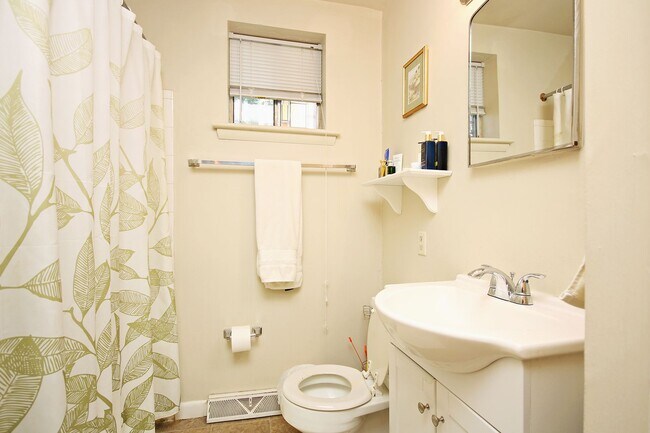 Building Photo - Walkable 1BR Off-Grounds UVA Apartment For 2026–2027 Academic year