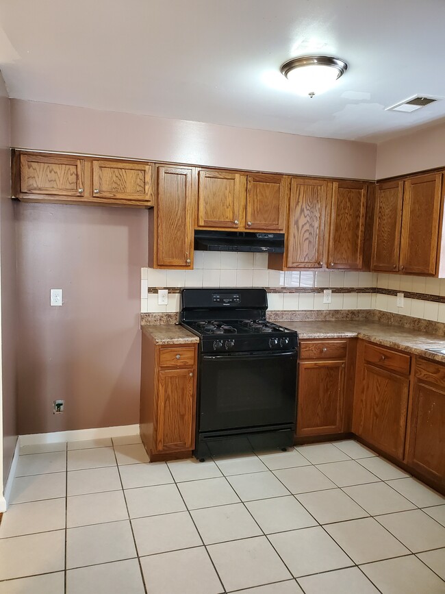 KITCHEN - 14 Seymour Ave