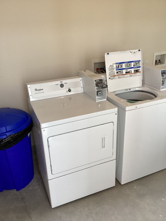 Building Photo - 2040-2040 NE Elk St