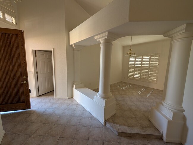Building Photo - Pointe Tapatio 3br with garage