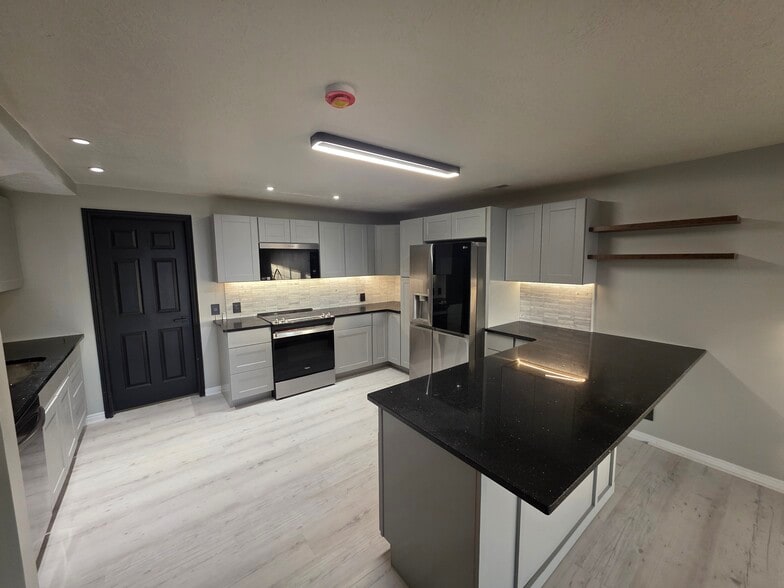Kitchen with island - 5057 Ridgedale Dr