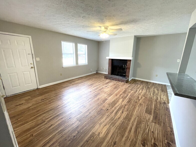 Building Photo - 112 Essex Ct