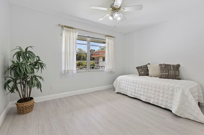 Building Photo - (55+) 2/2 Furnished Condo in Jensen Beach