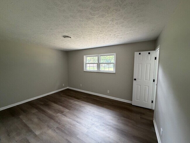 Building Photo - 3703 Oakwood Dr