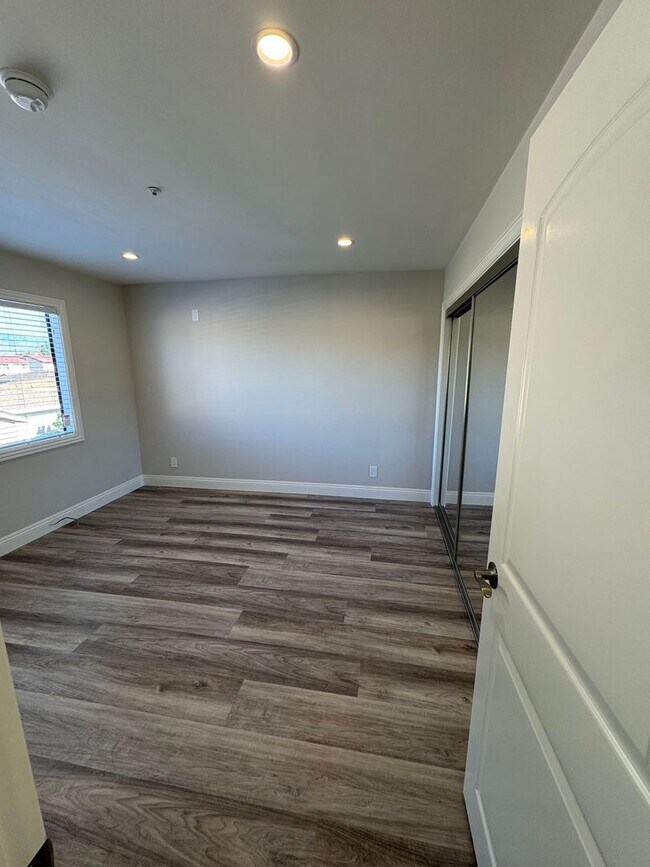 Building Photo - 922 Benito Ave