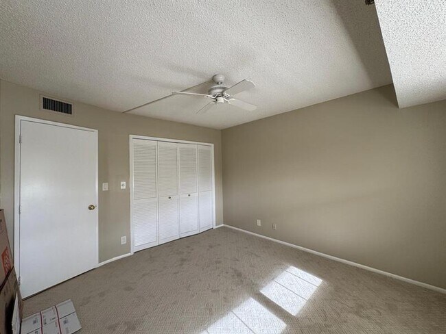 Building Photo - 3507 Oaks Way
