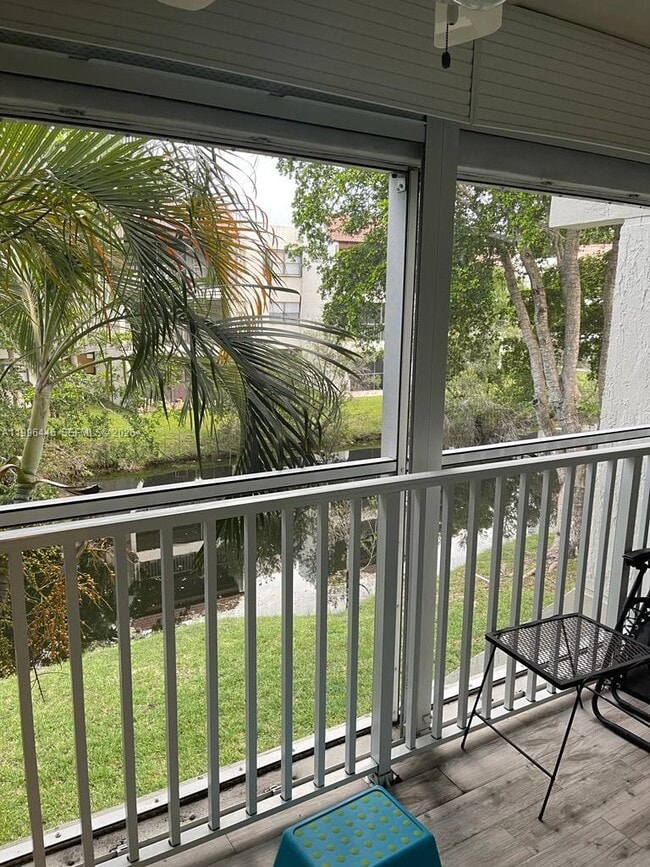 Building Photo - 100 Lakeview Dr