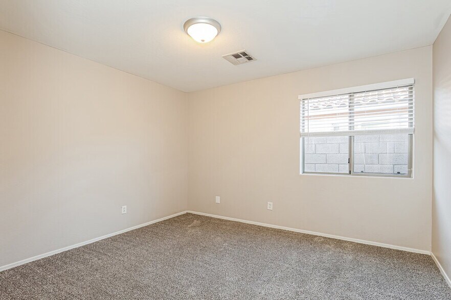 Building Photo - 7814 S 72nd Ln