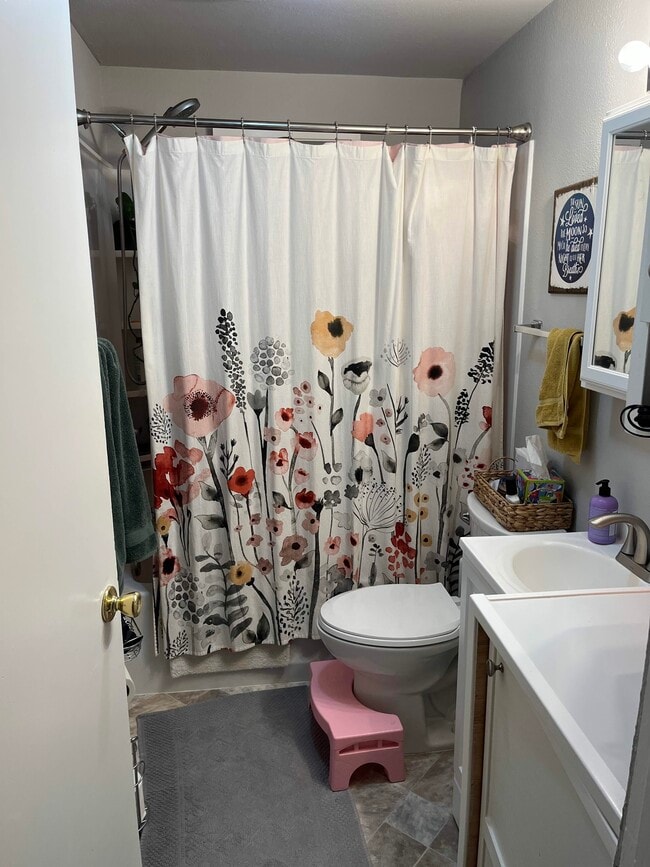 Building Photo - Lake Louise Dr SW