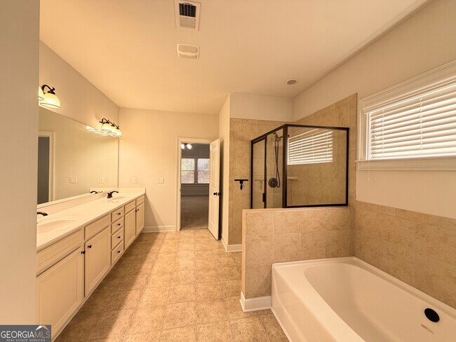 Building Photo - 235 Broadmoor Dr