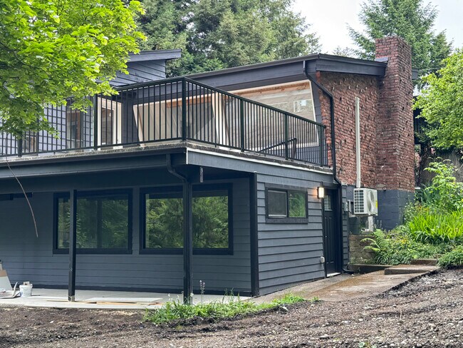 Building Photo - 2112 Sunset Dr W
