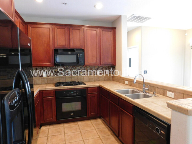 Building Photo - Very Nice North Natomas 2bd/2ba Condo with...