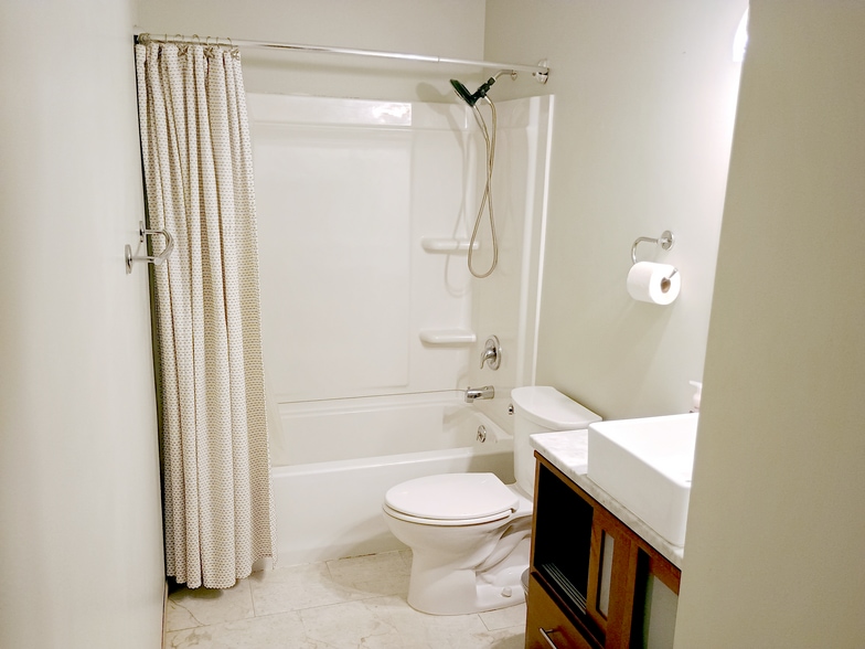 Upstairs Bath - 5306 W Cleveland Ave