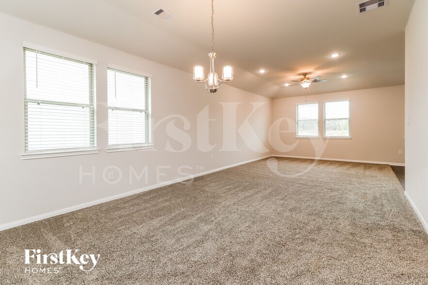 Building Photo - 14735 Country Club Dr