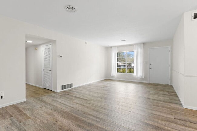 Building Photo - FULLY FENCED Home For Rent in Clearwater!