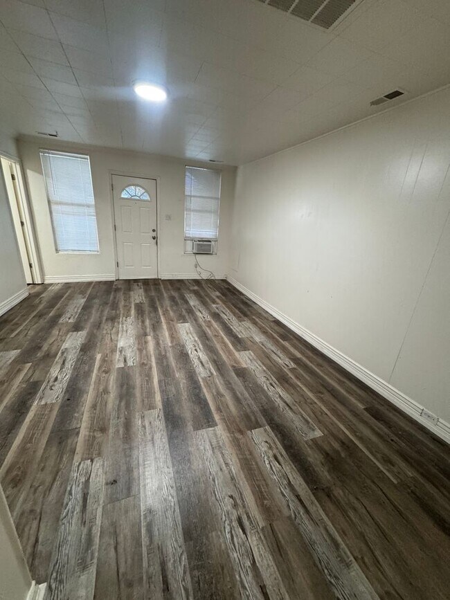 Building Photo - 128 Vidas Ave