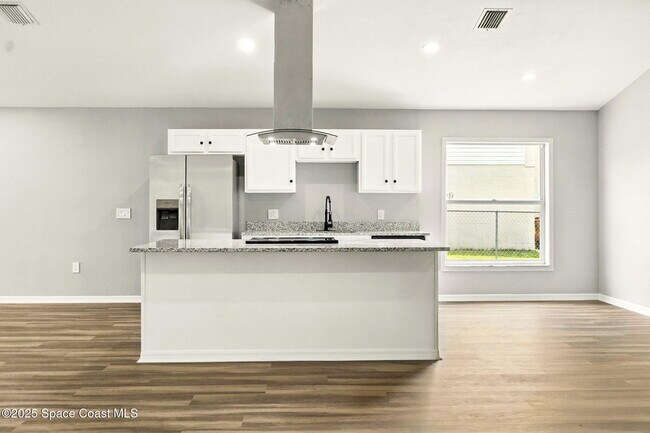 Building Photo - 460 Martigues Dr