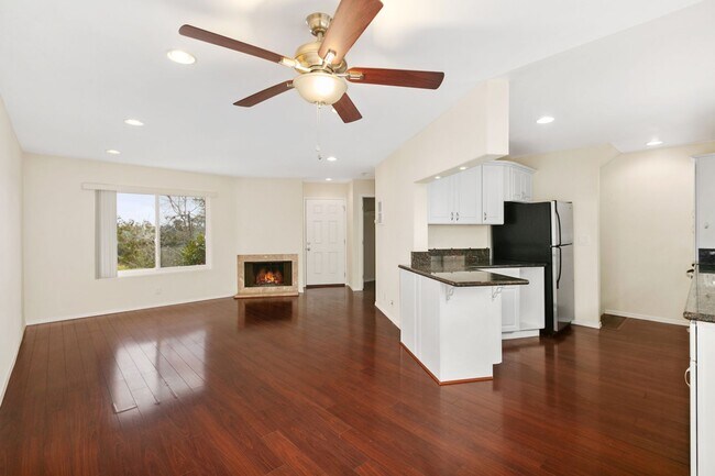 Building Photo - Woodlands South - La Jolla Townhome