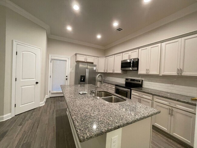 Building Photo - 4 Bedroom House Near LSU