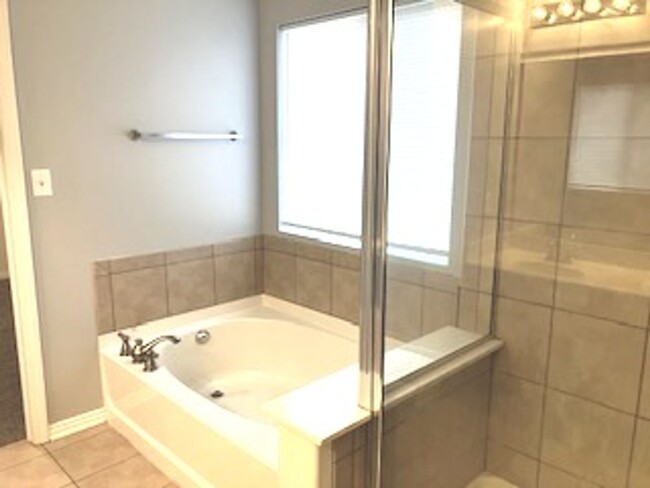 Building Photo - ***Spacious DREAM HOME w/Fresh Paint New A...