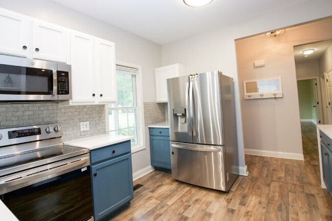 Building Photo - 102 Willow Creek Ln