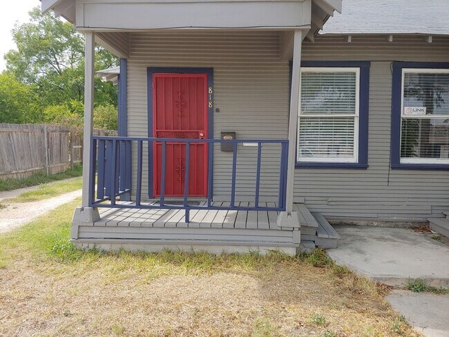 Primary Photo - Large 1/1 duplex with central air in a gre...