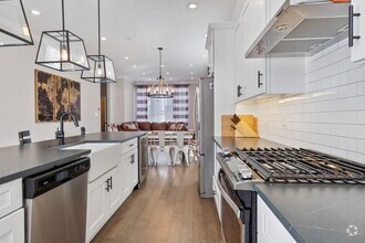 Building Photo - Luxury 3-Bedroom, 4-Bathroom House in Sout...