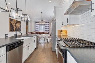 Building Photo - Luxury 3-Bedroom, 4-Bathroom House in Sout...