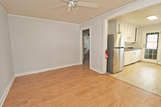 Building Photo - Bright + Spacious 2BR, 1BA in Prime Location