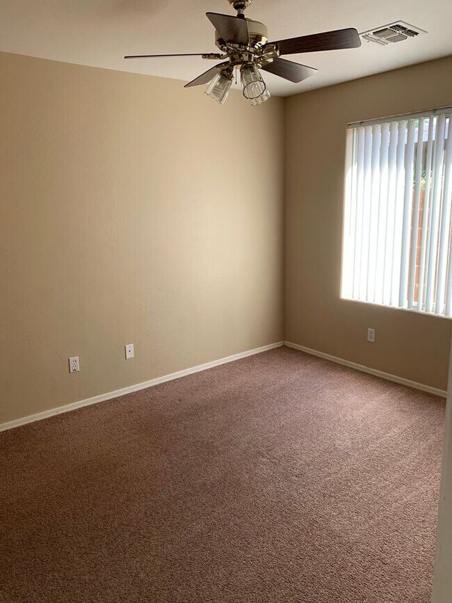 Building Photo - COMING SOON! Bright, Open Floorplan - Close to Freeways