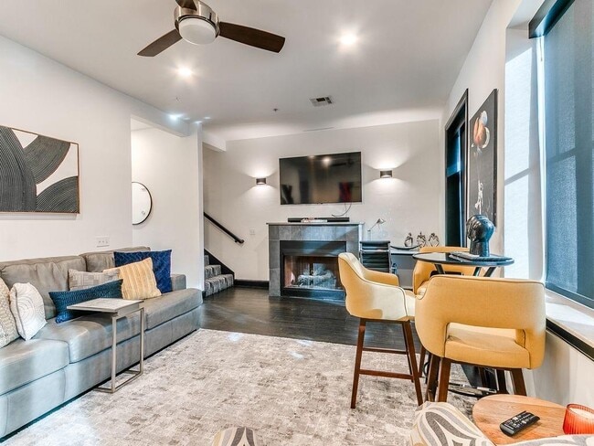 Building Photo - 115 NE 3rd St