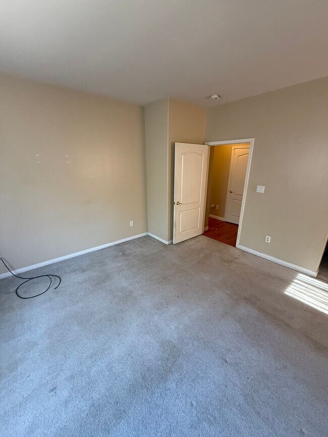 Building Photo - Modern 4-Bedroom Home in Northwest Bakersf...