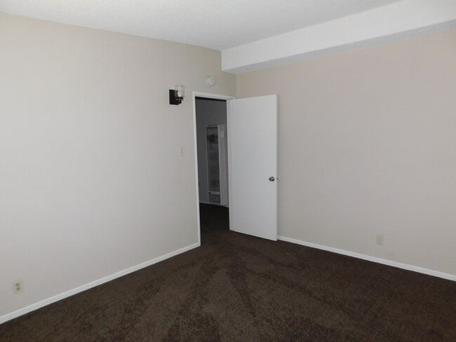 Building Photo - 4BD/2BA In La Mirage. Large Backyard!