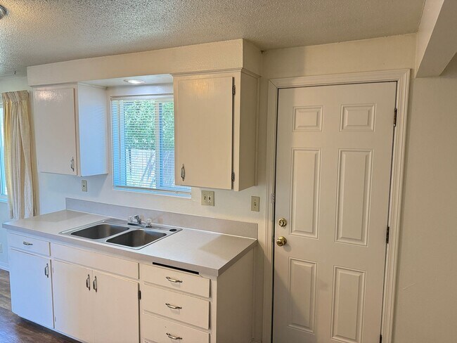 Building Photo - Updated single level 2 bed/1 bath duplex in Springfield!