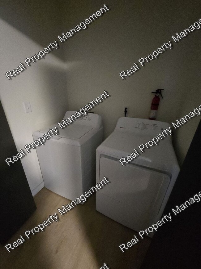 Building Photo - Updated 2 Bedroom Townhome