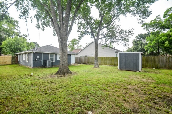 Building Photo - 2109 Pomona Dr