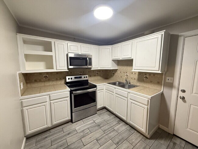 Building Photo - 3525 N Fontana Ave