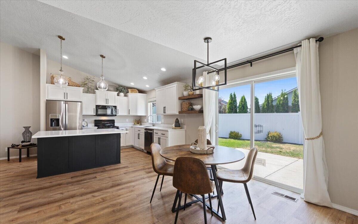 Kitchen - 3040 W Dumont Dr