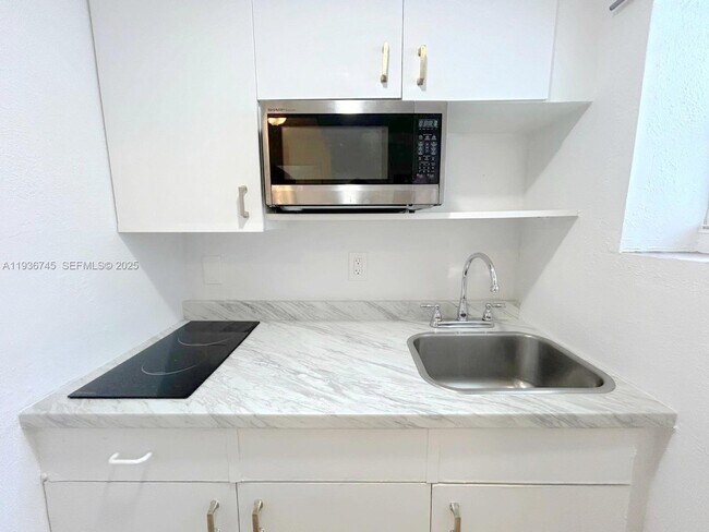 Building Photo - 121 SW 51st Ave